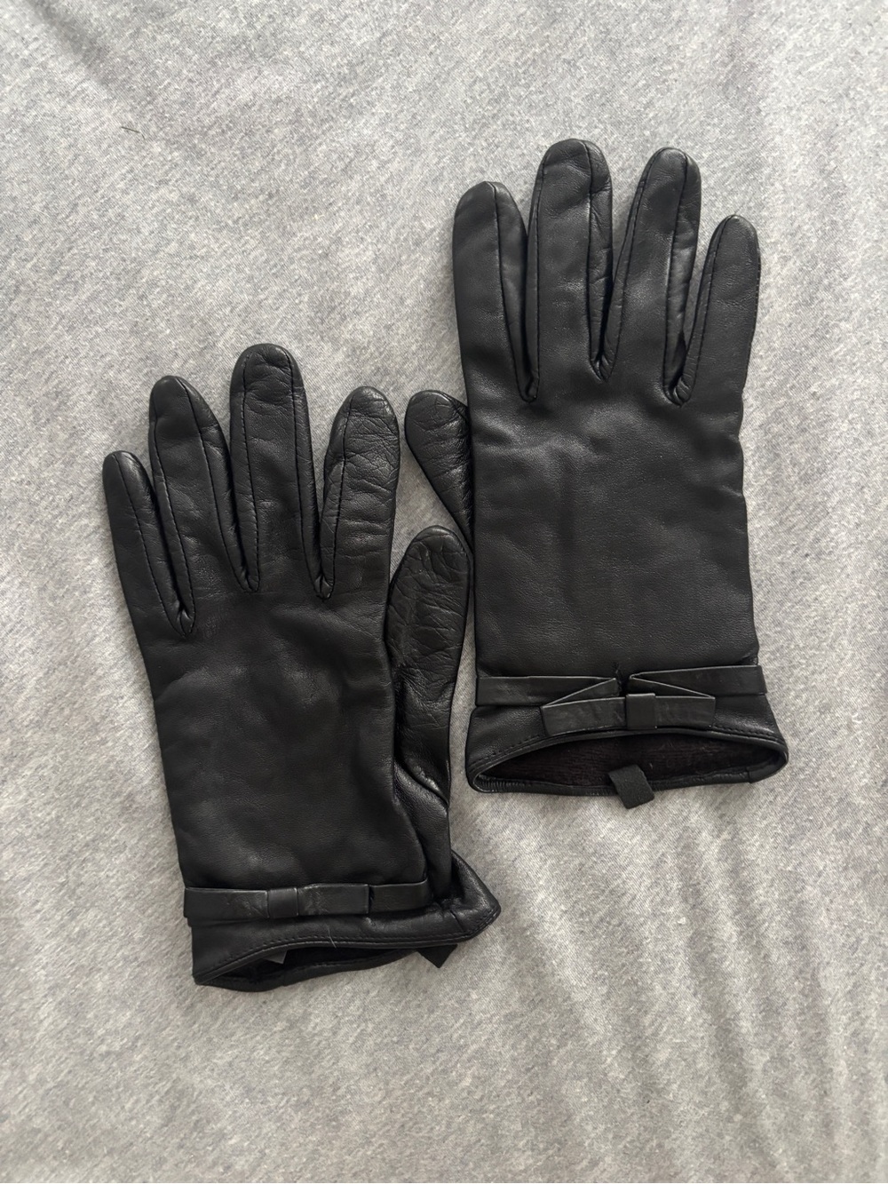Womenβs Black Leather Gloves with Bow